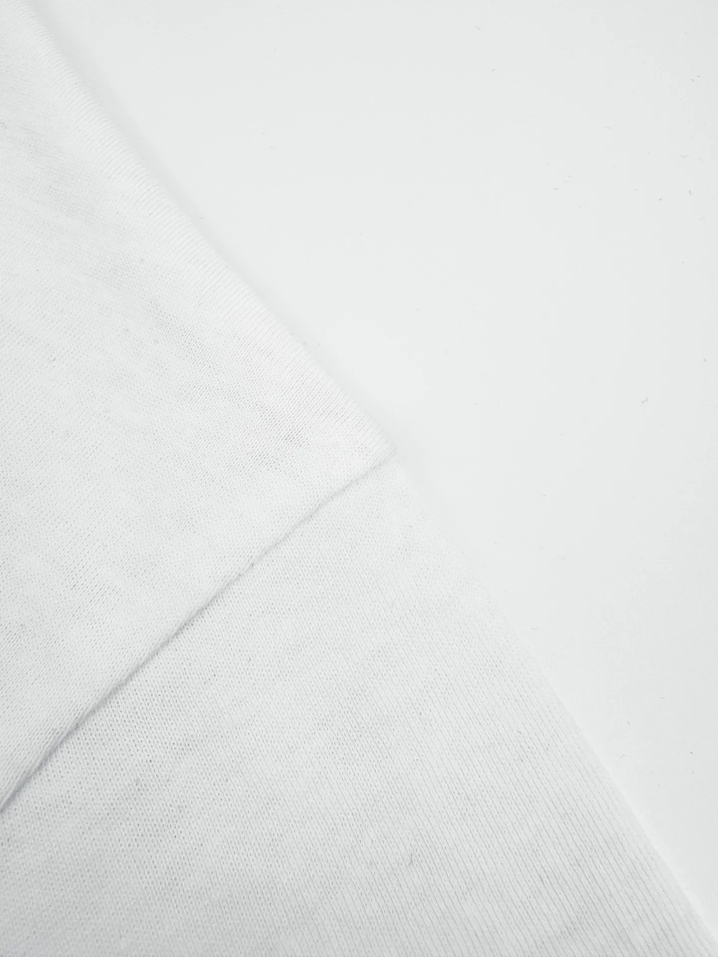 Acne Studios Logo Pocket Short Sleeves. Customized cloud-like smooth linen cotton material. Soft, delicate and comfortable against the skin. Use cloud-like white to interpret the restrained philosophy of high-end white, giving White a sense of warmth and breathing. The Acne Studios logo pattern is decorated on the chest pocket to increase brand recognition. The symbolic design of the pocket is the canvas. It has effortless elegance. Control complexity with simplicity. Quality wins over quantity to show taste. Process 1: Using glue printing. Use glue liquid paint to print the pattern on the fabric. Bake the fabric to fix the printing pattern. Process 2: The fabrics are washed and have a better hand feel. Not easy to deform, not easy to shrink, not easy to fade, and maintain long-term beauty. Accessories: Customized 1:1 Acne trademark. Version: Loose version. Size: XS S M L